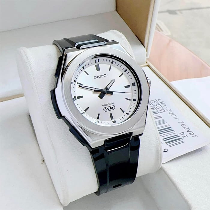 Casio Casio Collection LWA-300H-7E2 , наручные женские часы фото под углом