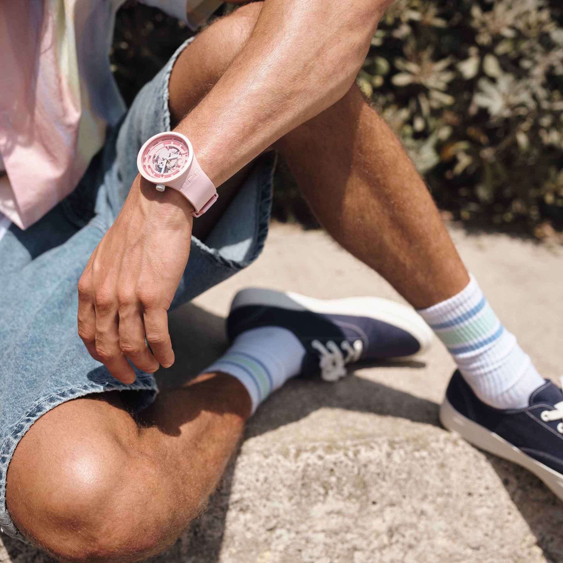 Swatch SB03P100 мужские часы застежка крупным планом