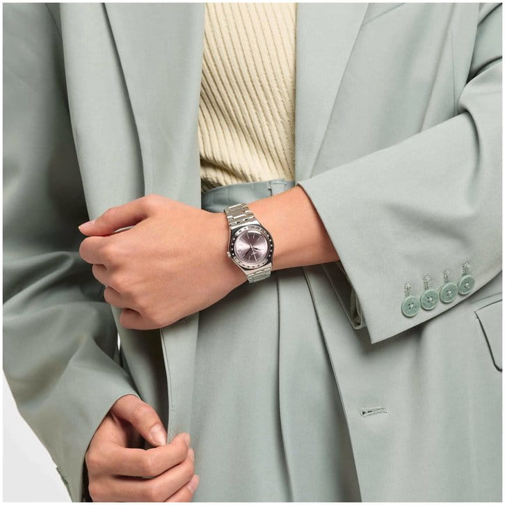 Swatch YLS455G женские часы застежка крупным планом