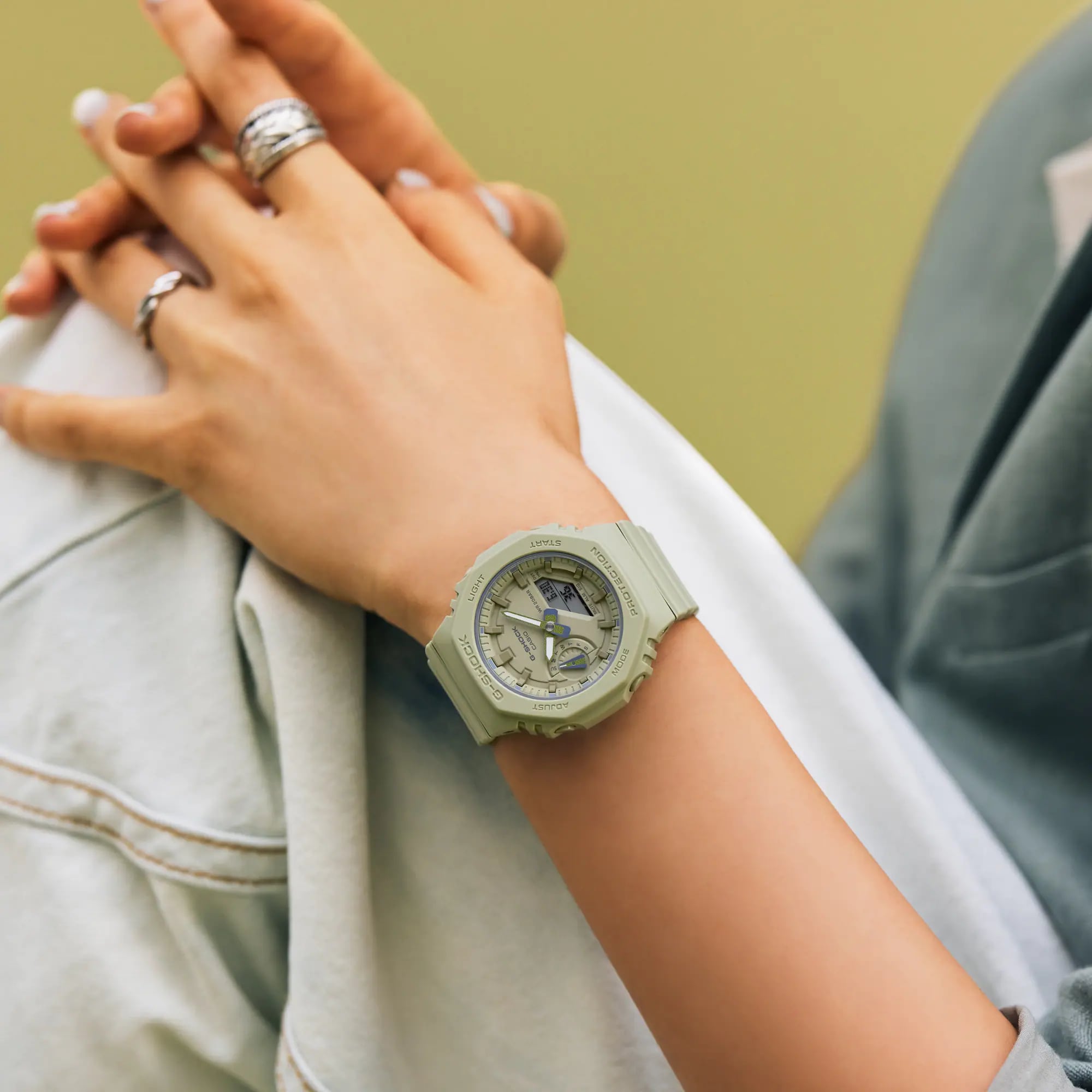 Casio Casio G-Shock GMA-S2100BA-3A , наручные женские часы фото под углом