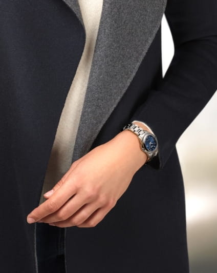 Longines L33764976 женские часы застежка крупным планом