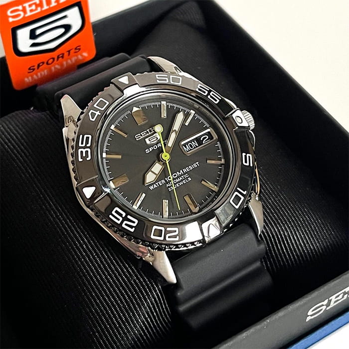 Seiko Seiko 5 Regular SNZB23J2 механические мужские часы часы крупный план черный циферблата