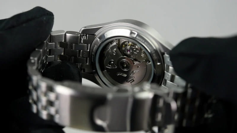 Seiko Seiko 5 Sports SBSC009, 5 sports япония мужские часы на браслете нержавеющая сталь боковой вид
